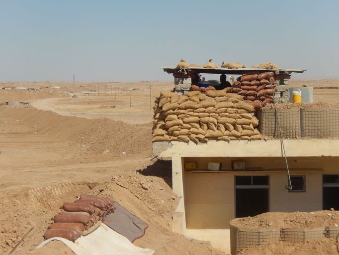 Na frontové linie nedaleko silnice Erbíl - Mosul.