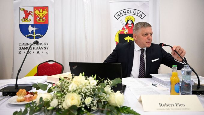 Premiér Robert Fico (Směr-SD) na zasedání vlády v Handlové v okrese Prievidza, 15. května 2024.