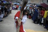 Velký pátek v honduraském městě Tegucigalpa: Lidé sledují kajícníka nesoucího kříž.