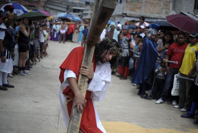 Velký pátek v honduraském městě Tegucigalpa: Lidé sledují kajícníka nesoucího kříž.