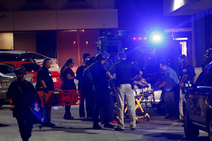 Záchranáři odváží muže postřeleného na demonstraci v Milwaukee.