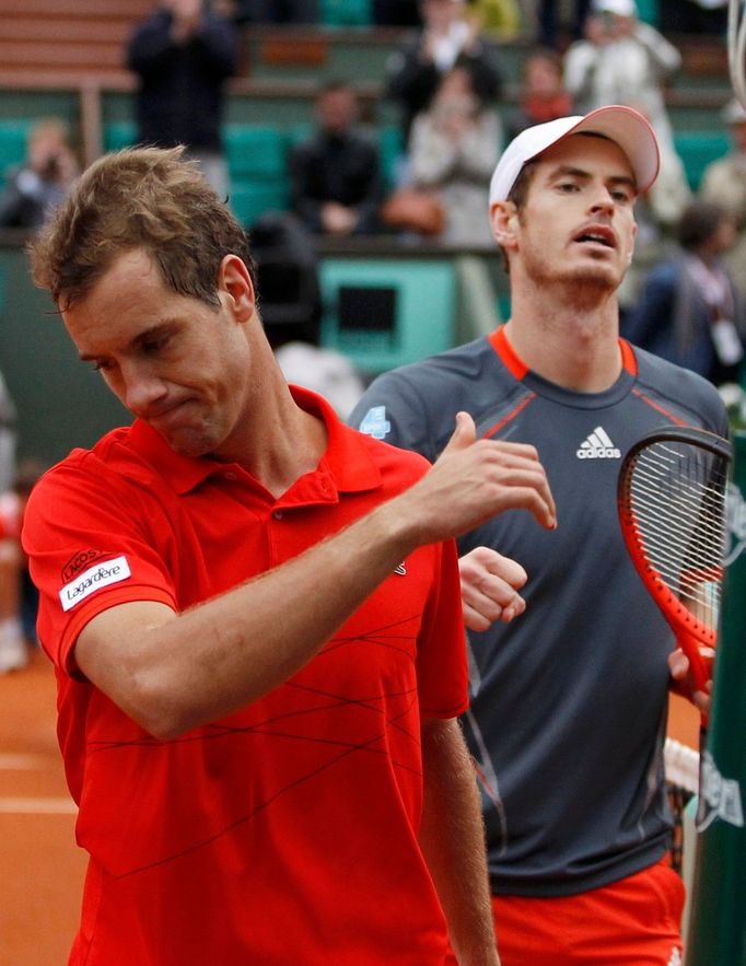 Francouzský tenista Richard Gasquet zklamaně odchází po podání ruky a porážce od Brita Andyho Murrayho po osmifinále French Open 2012.