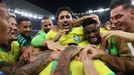 Brazilci slaví gól v zápase MS 2022 Brazílie - Švýcarsko