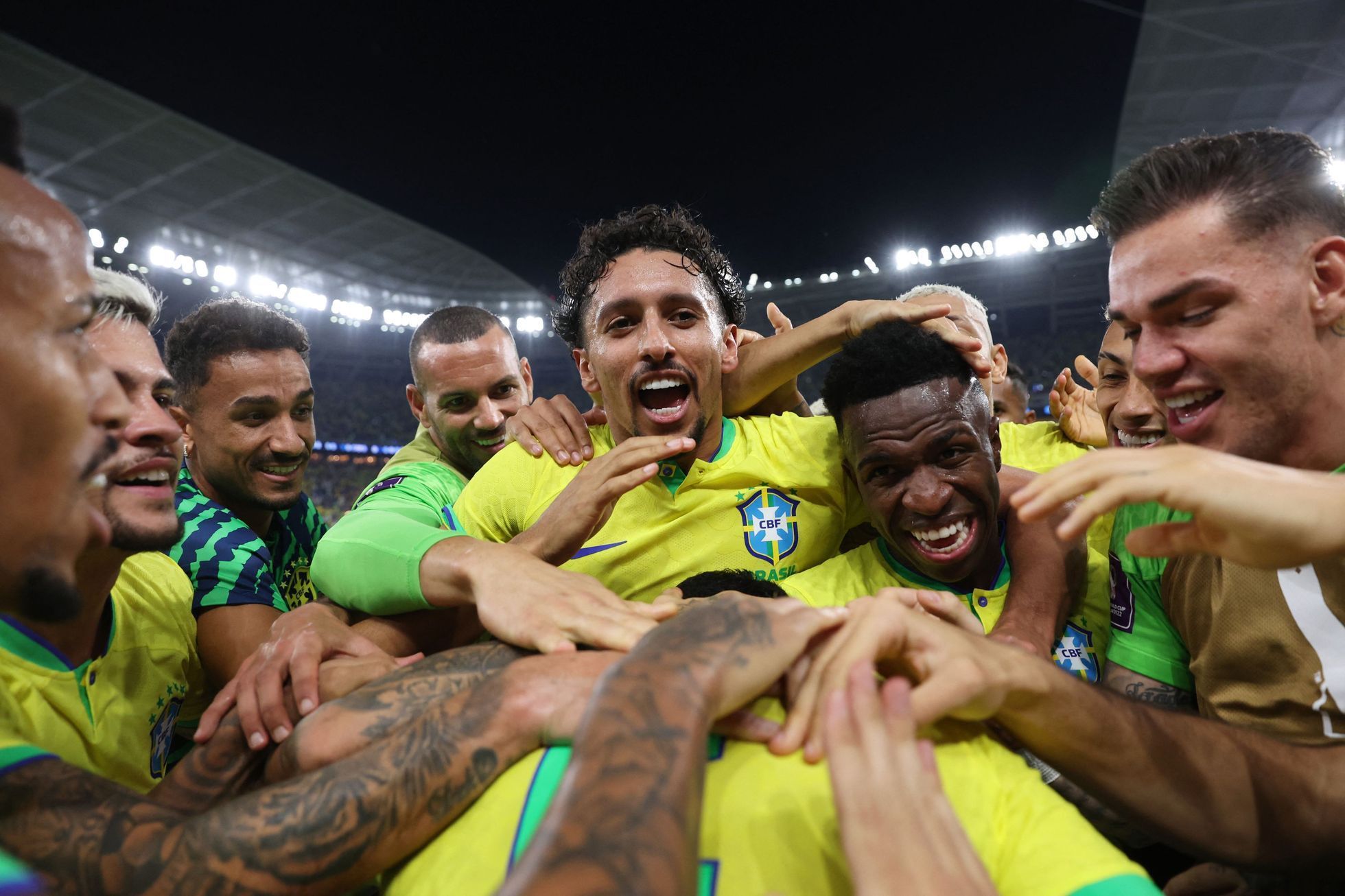 Brazilci slaví gól v zápase MS 2022 Brazílie - Švýcarsko