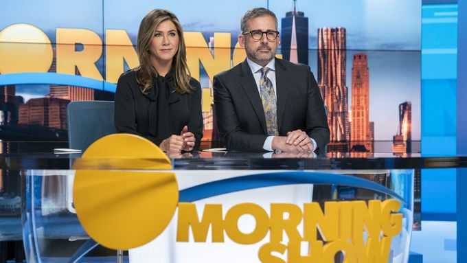 Jennifer Anistonová a Steve Carell jako moderátoři v seriálu The Morning Show.