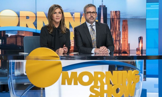 Jennifer Anistonová a Steve Carell jako moderátoři v seriálu The Morning Show.