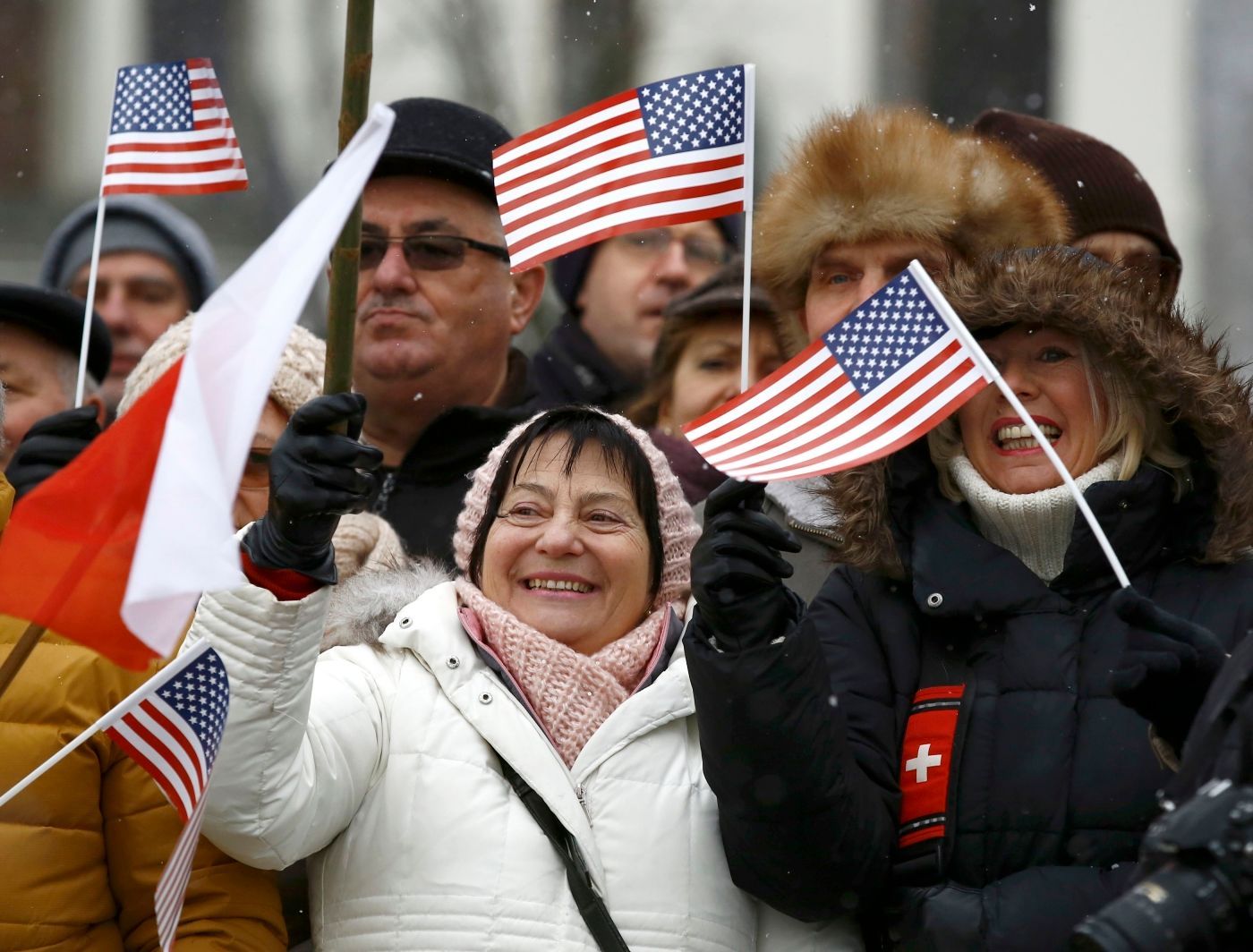 Poláci vítají americké vojáky ve městě Žagań