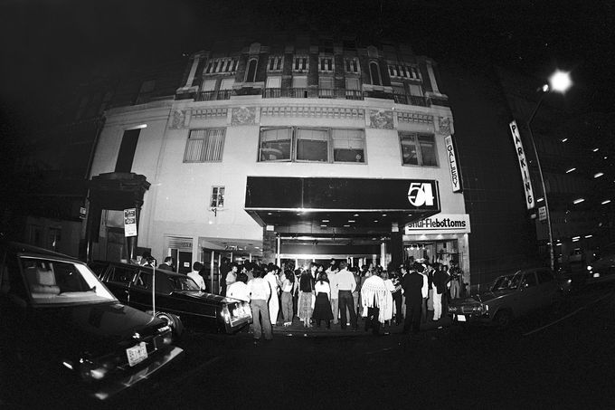 Velká fronta tělesně stísněných lidí čekajících na příležitost vstoupit do klubu Studio 54, červen 1979.