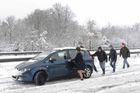 Na silnicích leží rozbředlý sníh, místy jsou namrzlé