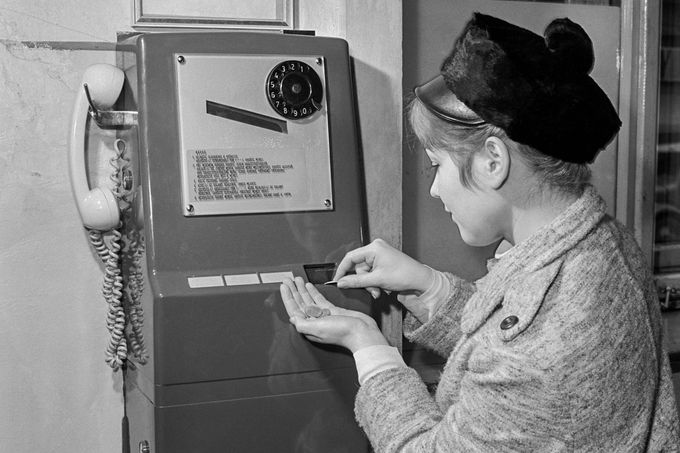 Prototyp mincovního automatu pro místní i meziměstský telefonní styk  v hale hlavní pošty v Ústí nad Labem. Rok 1968