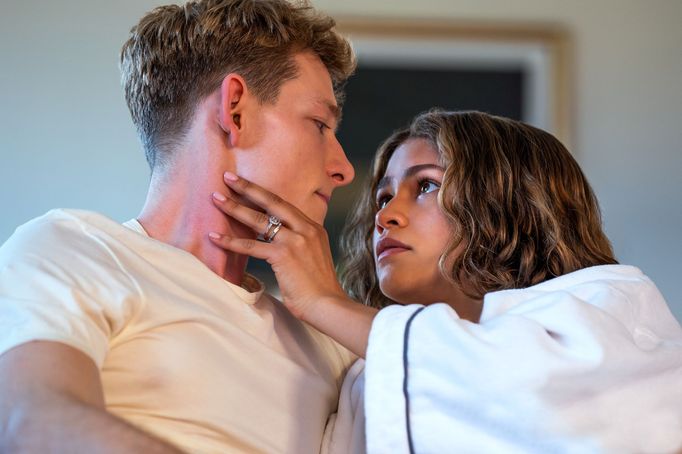 Mike Faist jako Art a Zendaya v roli Tashi.