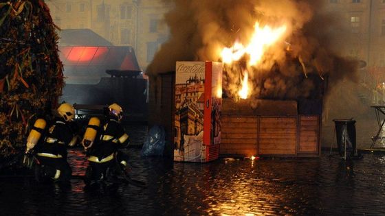 Vedle pražského Orloje hořel stánek