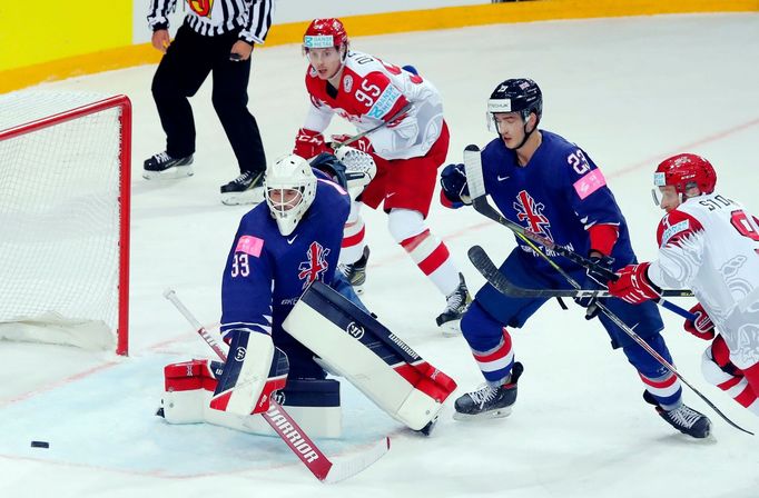 Gólman Ben Bowns a Paul Swindlehurst řeší situaci před brankou Britů v zápase proti Dánsku.