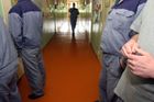 Mladíci chtěli uškrtit spoluvězně, dostali 12 a 15 let