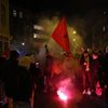 Maročtí fanoušci v ulicích Düsseldorfu se světlicí po semifinále MS 2022 Francie - Maroko