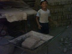 Dětská zaměstnanost je v chudé Střední Asii na denním pořádku. Chlapci na stavbě v uzbecké Buchaře (archivní snímek)