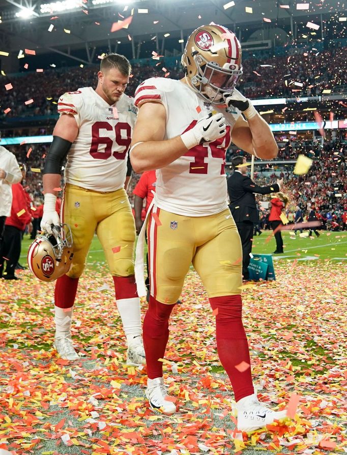 Hráči týmu San Francisco 49er Kyle Juszczyk a Mike McGlinchey po porážce ve finále Super Bowlu LIV s  Kansas City Chiefs