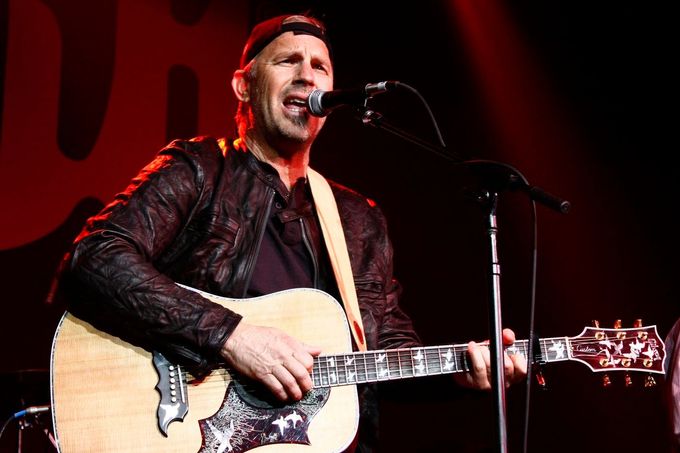 Kevin Costner při vystoupení s kapelou Modern West.