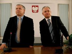 Tandem strany Právo a spravedlnost, dvojčata Lech a Jarosław Kaczyńští, ztrácejí popularitu