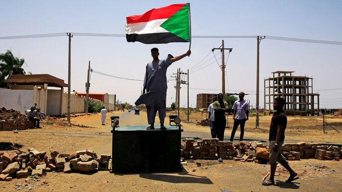 Súdánci protestují proti vládě přechodné vojenské rady.