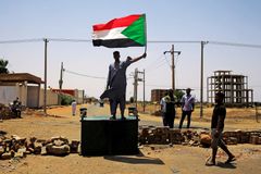 Mrtvoly v Nilu a chaos. V Súdánu dál zuří nepokoje, lidé se děsí obávaných milic