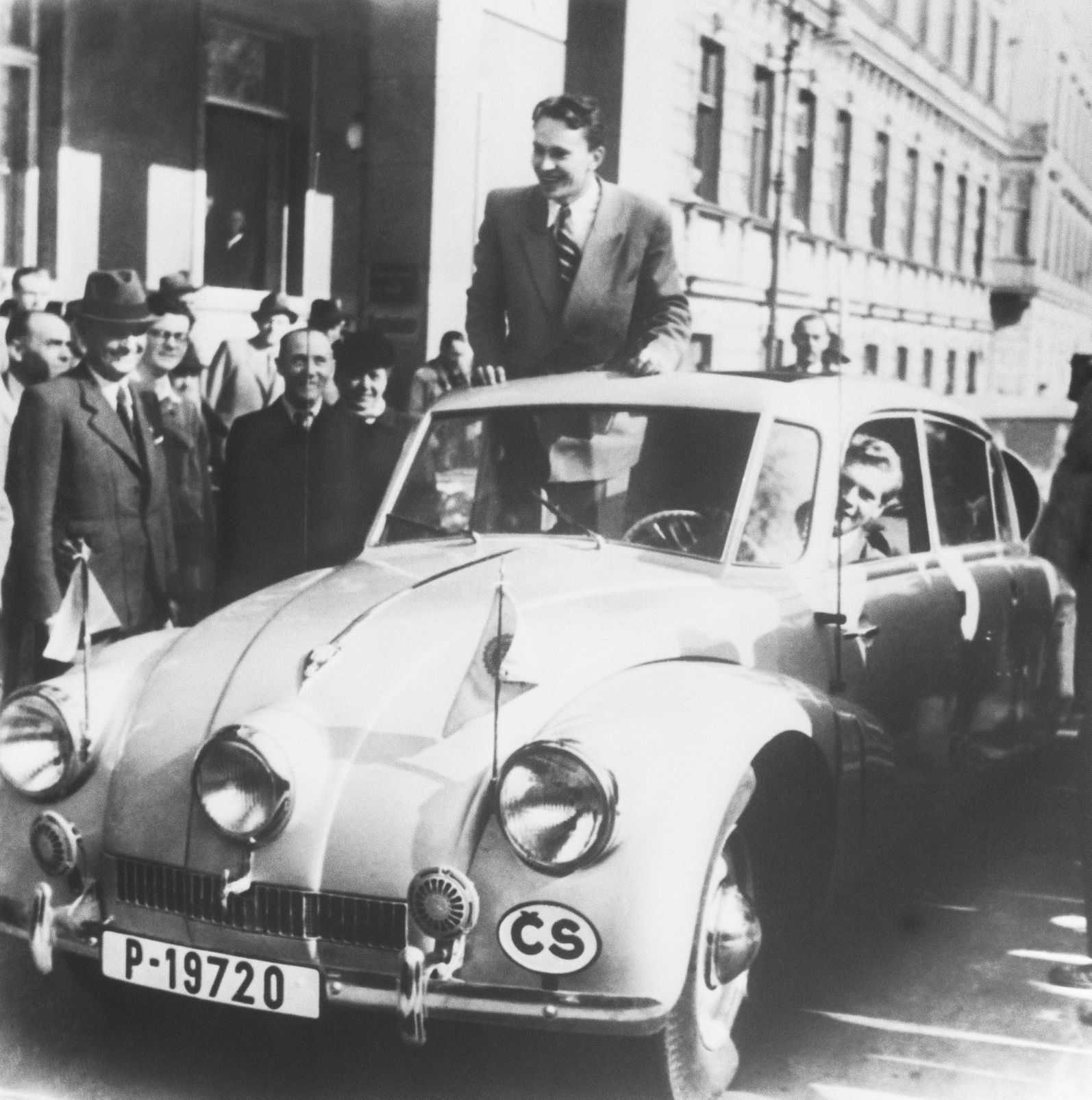 Miroslav Zikmund s Jiřím Hanzelkou v roce 1947 před odjezdem na první cestu