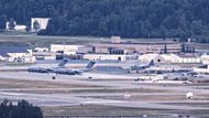 Tady se to odehraje, vstoupí místo do dějin? Letadla na základně Elmendorf-Richardson v Anchorage, kde proběhne summit USA-Rusko. Již teď se o Anchorage mluví jako o místu, kde může padnout dohoda století. Nebo zde naopak odstartuje nová etapa globálního napětí.