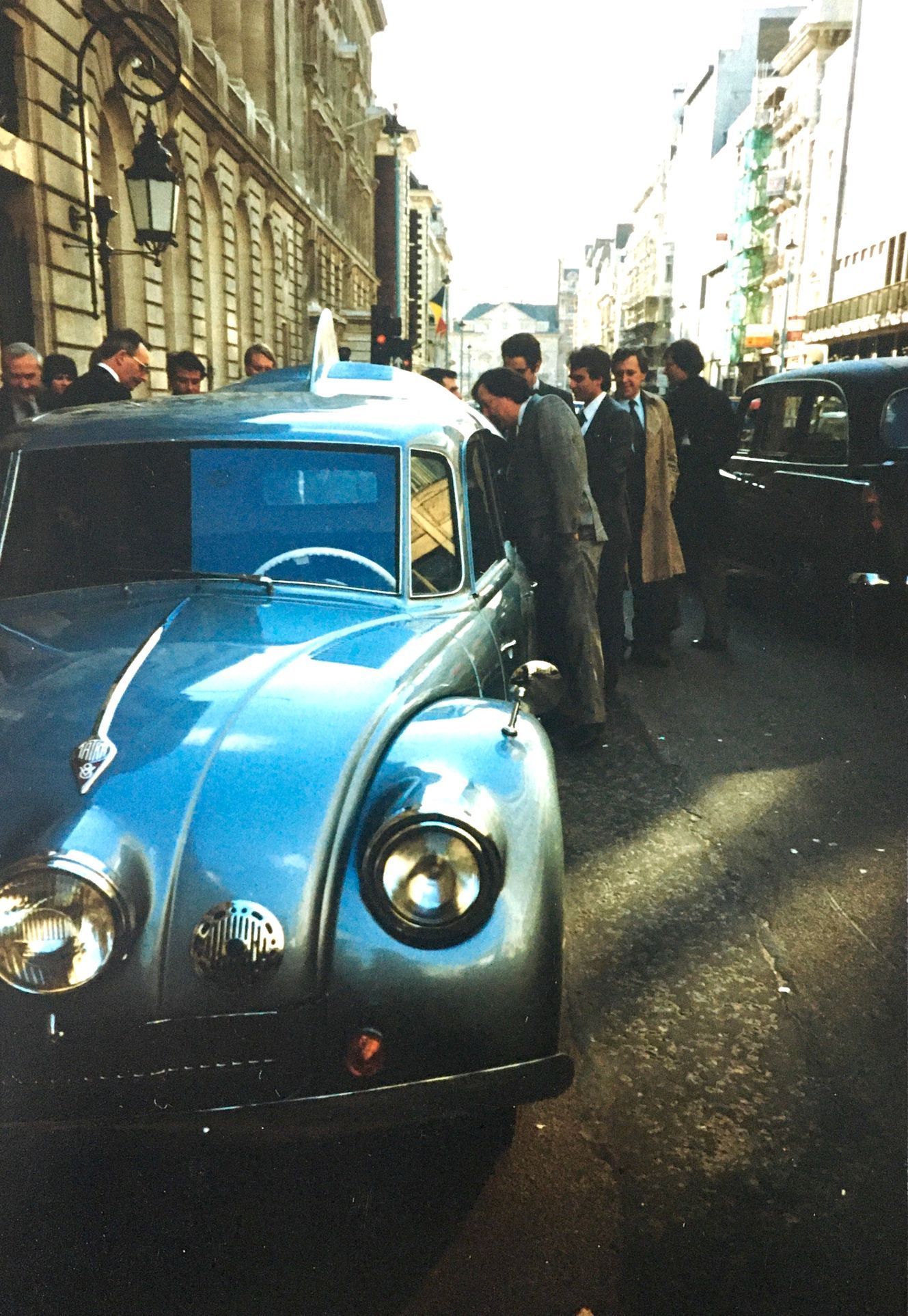Tatra T87 pred Royal Automobile Club budove, Pall Mall, Londyn, kde jsme meli knizni krest v breznu 1990