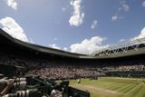 Centrální dvorec ve Wimbledonu při dámském finále mezi Serenou a Venus Williamsovými.