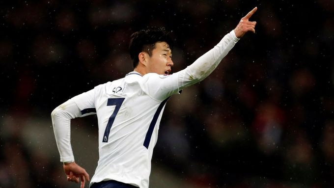 Son Hung-min z Tottenhamu slaví gól v síti West Hamu.