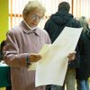žena s volebními formuláři - Wadowice