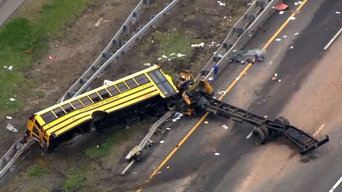 V USA se srazil školní autobus s nákladním autem, policie hlásí dva mrtvé a mnoho zraněných