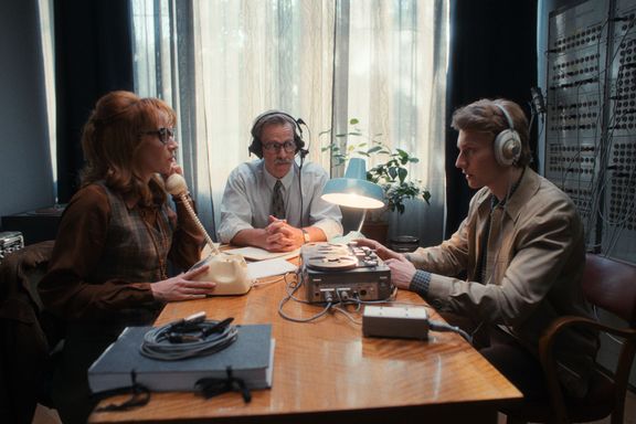 Waves is Jiří Mádl's third film. Sitting at the table are Táňa Pauhofová as Věra Šťovíčková, Stanislav Majer in the role of Milan Weiner and Vojtěch Vodochodský as Tomáš.