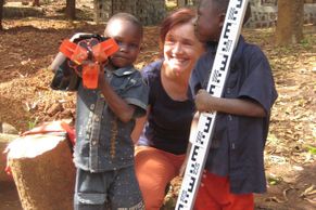 Foto: Tak se Ludmila Böhmová s dalšími dobrovolníky stará o gramotnost Středoafrické republiky