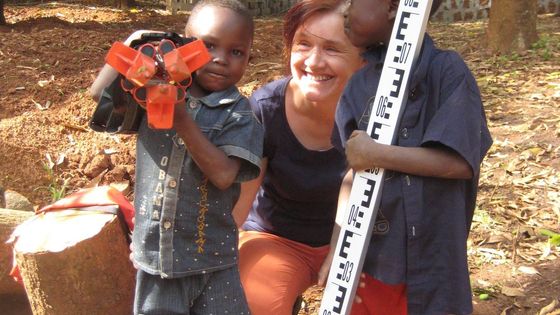 Foto: Tak se Ludmila Böhmová s dalšími dobrovolníky stará o gramotnost Středoafrické republiky