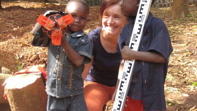 Foto: Tak se Ludmila Böhmová s dalšími dobrovolníky stará o gramotnost Středoafrické republiky
