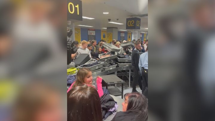 Zmatek na letišti v Manchesteru se vymyká kontrole. Letiště nemá dostatek personálu; Zdroj foto: Twitter/Jane Gilham