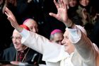 Papež se omluvil za pedofilní kněze. Začal v Irsku