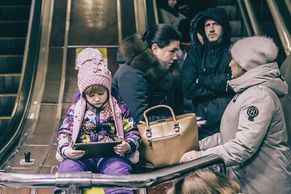 Příští stanice Ukrajina. Fotografie přenesly do pražského metra válečnou tíseň