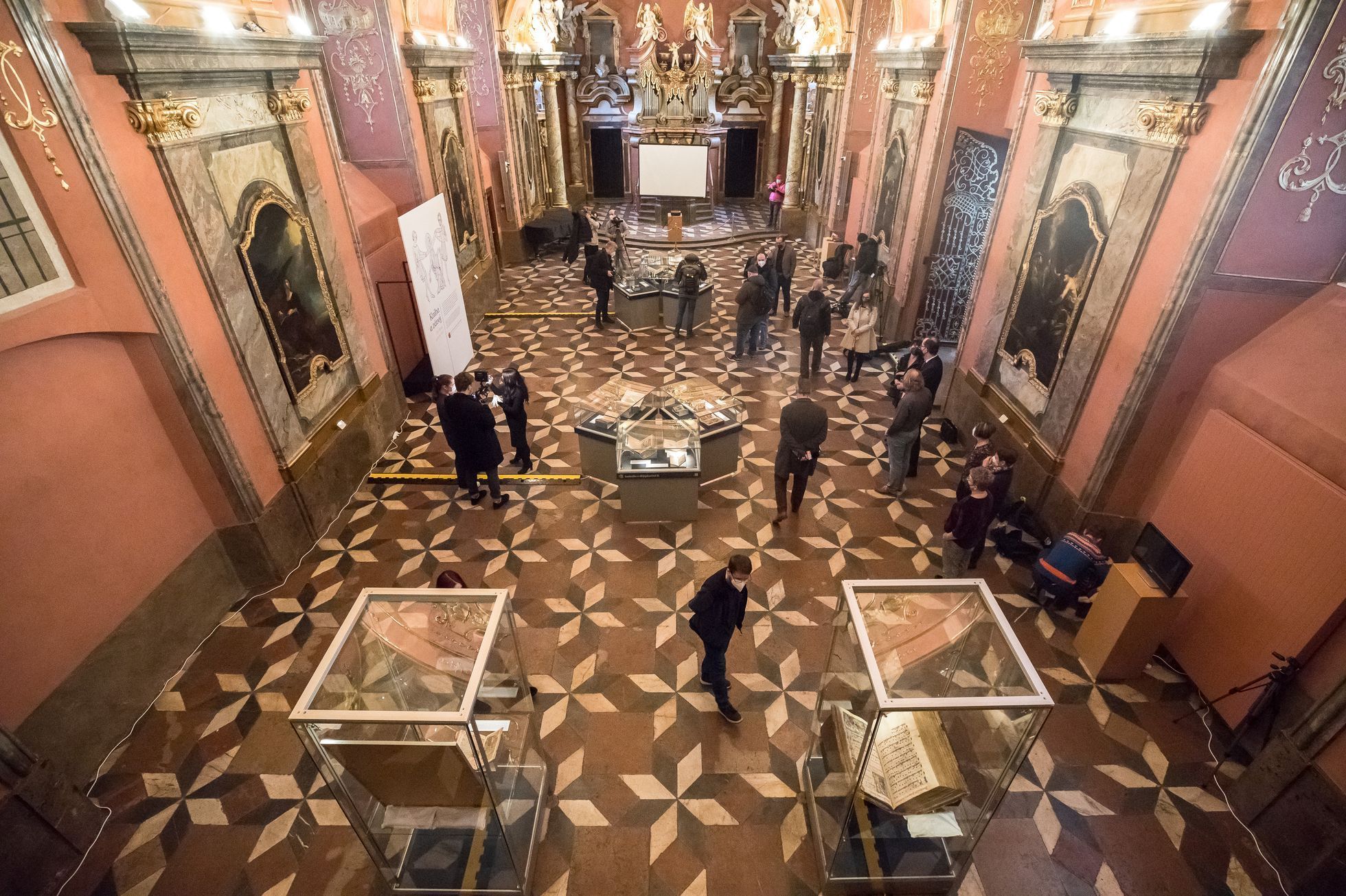 Instalace vzácných rukopisů - Klementinum, Národní knihovna, výstava - Velislavova bible, Dalimilova kronika