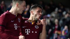 Dávid Hancko a Ladislav Krejčí se radují z branky ve čtvrtfinále MOL Cupu 2020