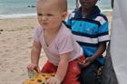 Na vyhlášené Coco Beach v Dar es Salaamu byla bílá holčička vyhledávanou atrakcí.
