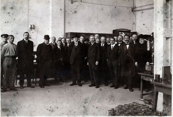 3. květen 1919: Automobilku navštěvuje prezident Masaryk. Zcela vpravo vykukuje paní Klementová. 