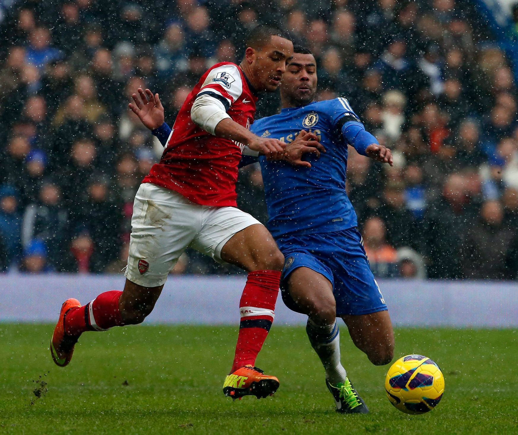 Walcott a Cole v utkání Chelsea - Arsenal