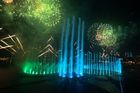 Od včerejška má Dubaj oficiálně největší fontánu na světě - po večerní slavnosti s ohňostrojem byla zapsána do Guinnessovy knihy rekordů. Fontána pokrývá plochu 1300 metrů čtverečních a dosáhne do výšky 105 metrů. Doposud oficiálně držela rekord fontána v jihokorejském Soulu.
