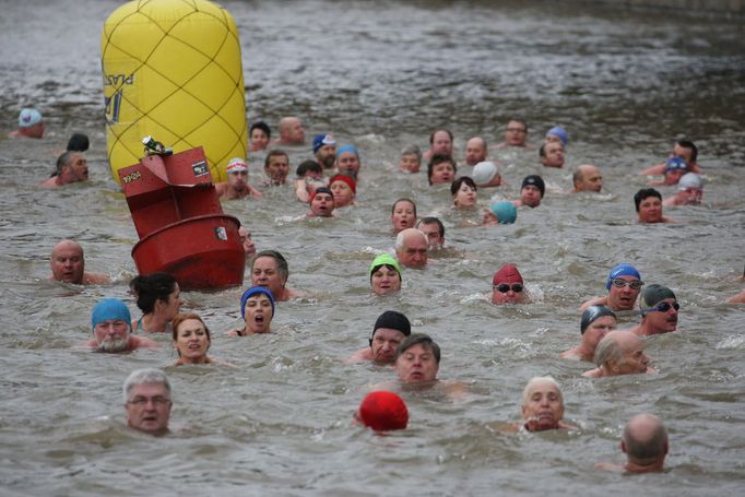 Do Vltavy se přišlo "smočit" téměř 250 plavců...