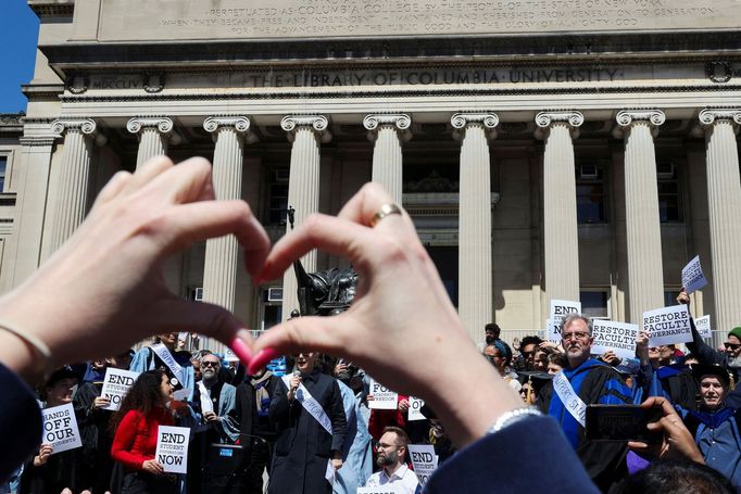 Studenti demonstrující na podporu Palestinců v kampusu Kolumbijské univerzity v New Yorku.