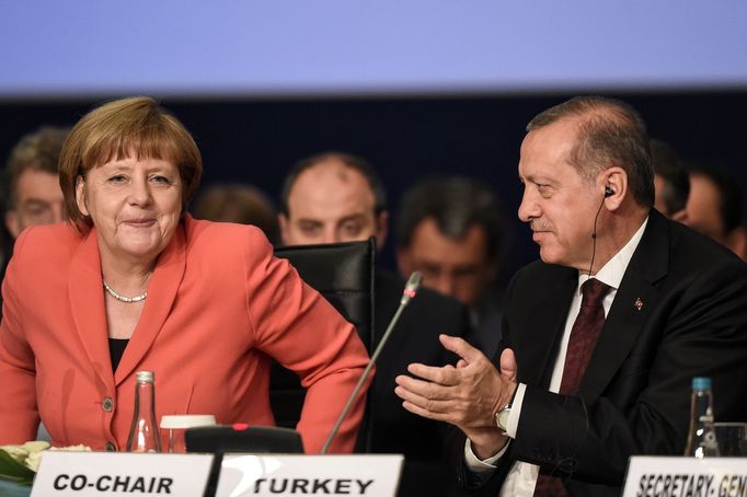 Německá kancléřka Angela Merkelová s tureckým prezidentem Erdoganem během jednání v Istanbulu.