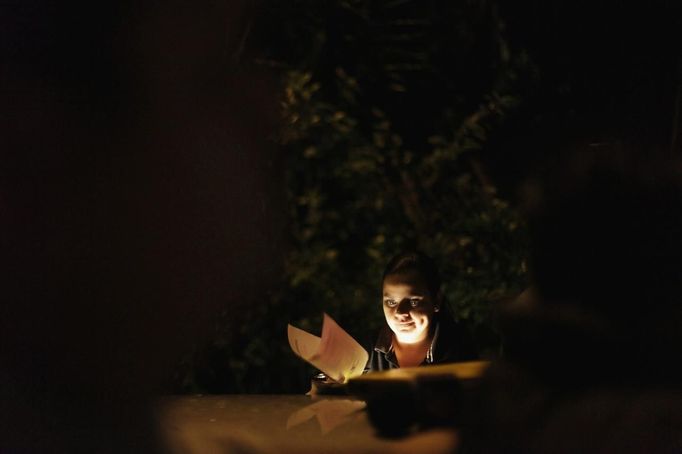 A forensic technician stands at a crime scene where a young man was shot dead in San Pedro Sula March 28, 2013. San Pedro Sula, the country's second largest city after Tegucigalpa, has a homicide rate of 169 per 100,000 people and was named the world's most violent city for a second year in a row. Lax laws allow civilians to own up to five personal guns. Arms trafficking has flooded the country with nearly 70% illegal firearms. 83.4% of homicides are by firearms, compared to 60% in the United States. Picture taken March 28, 2013. REUTERS/Jorge Cabrera (HONDURAS - Tags: CRIME LAW CIVIL UNREST HEALTH) ATTENTION EDITORS: PICTURE 2 OF 39 FOR PACKAGE 'GUN CULTURE - HONDURAS' SEARCH 'HONDURAS GUN' FOR ALL IMAGES Published: Dub. 5, 2013, 11:14 dop.