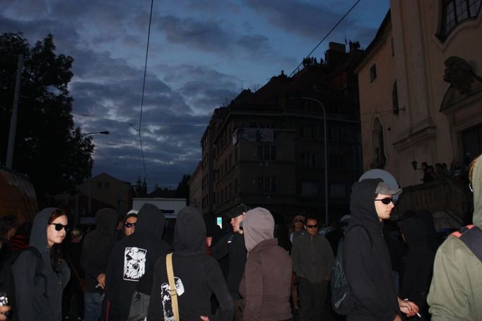 Squatteři vydrželi až do večerních hodin, kdy proti nim zasáhla policie.